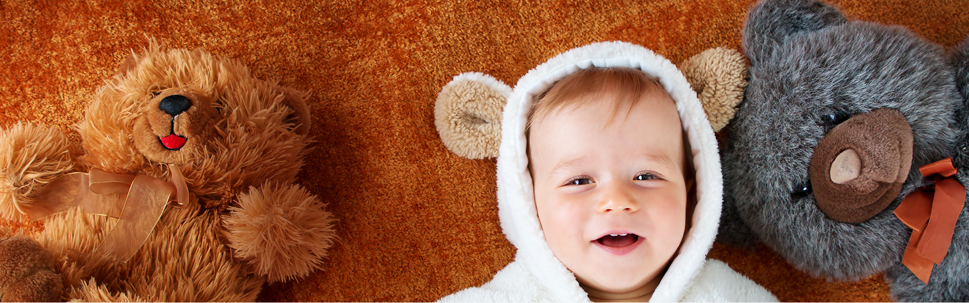 Babino sorridente con orsi - slide3