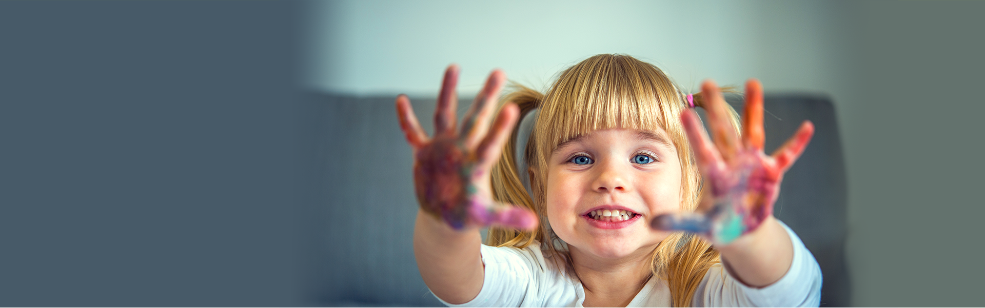 Bambina con mani colorate - slide5